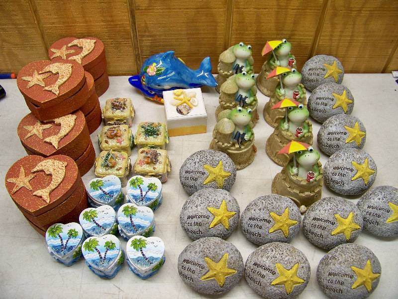 lot 781 image: Trinket Boxes and Banks