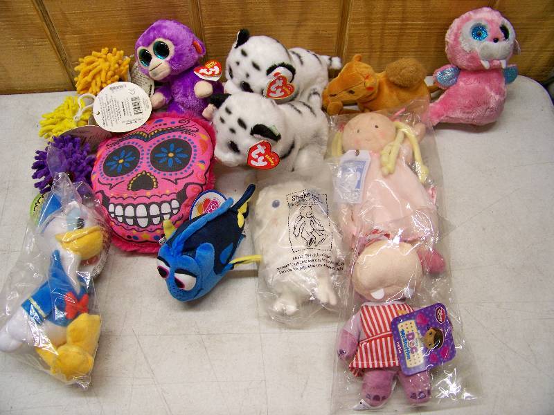 lot 822 image: Beanie Babies and Stuffed Toys