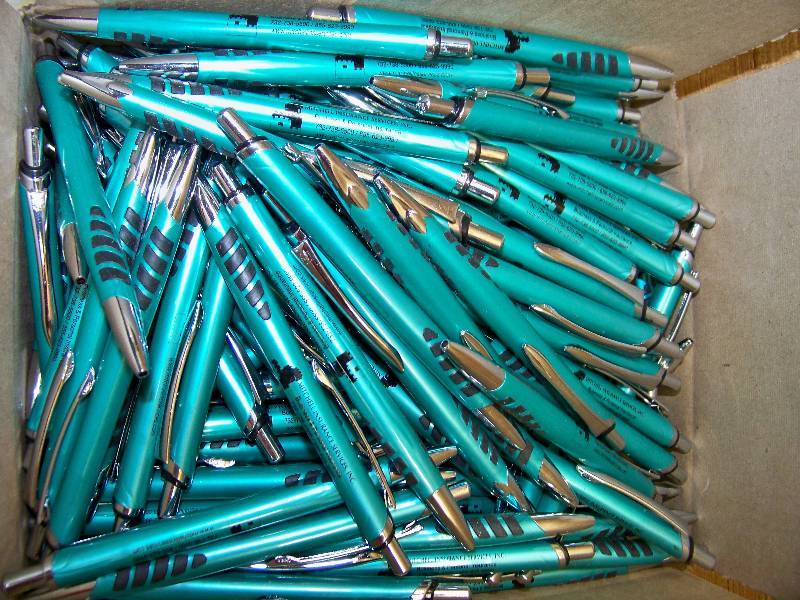lot 823 image: 300 Ink Pens