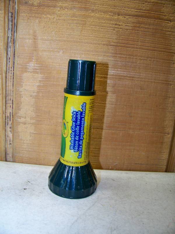 lot 835 image: 115 Crayola Washable Glue Sticks