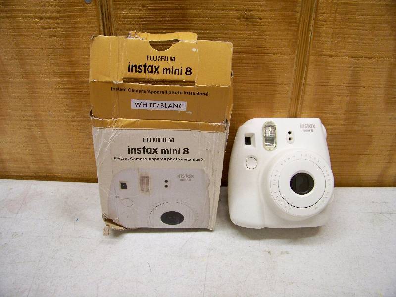 lot 851 image: FujiFilm Instax Mini 8 Instant Camera