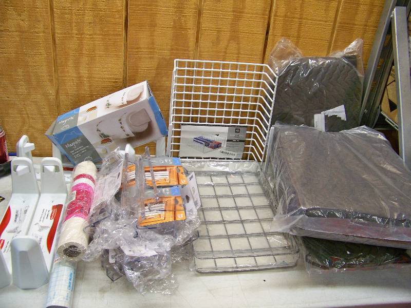 lot 859 image: Kitchen Organizing Items