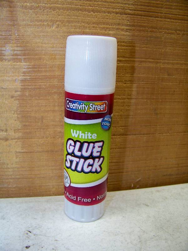 lot 834 image: 72 Acid Free Glue Sticks