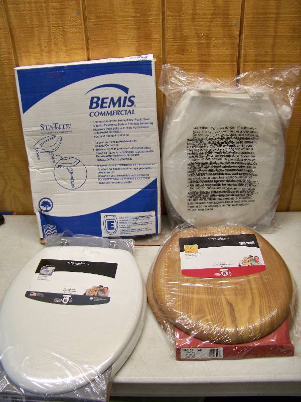 lot 888 image: 4 Toilet Seats