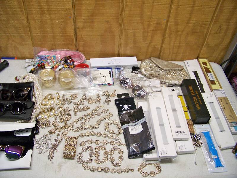 lot 890 image: Jewelry and Sunglasses