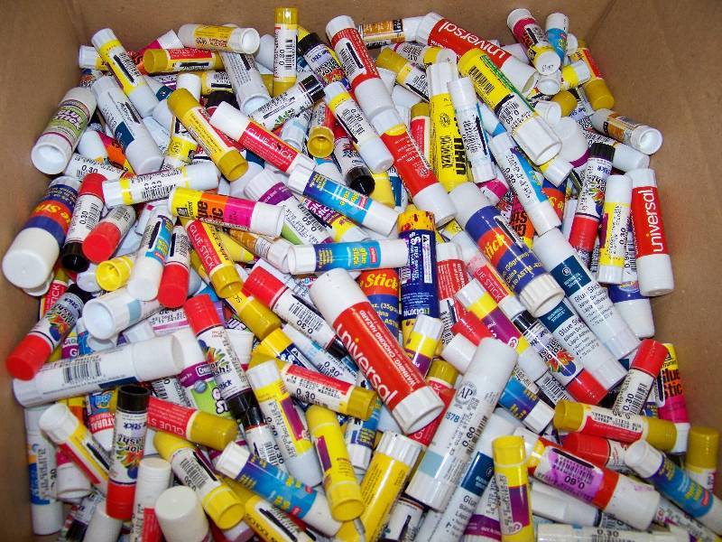 lot 893 image: 325 Glue Sticks