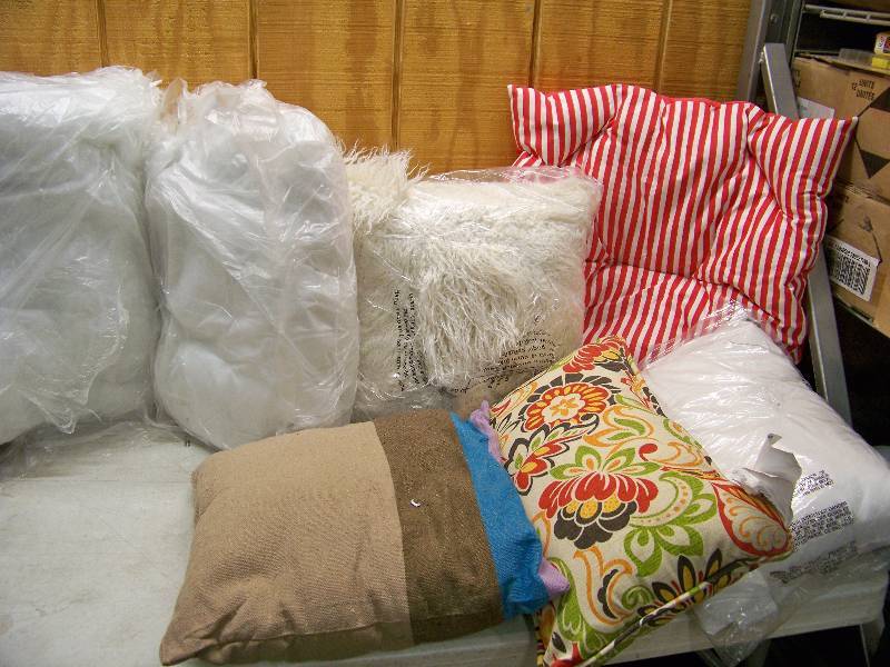 lot 907 image: Pillows