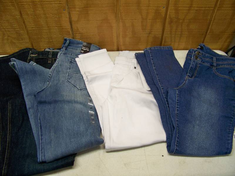 lot 899 image: 4 Pairs of Jeans