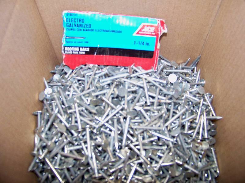 lot 923 image: Box of 1090 Electro Galvenized Roofing Nails