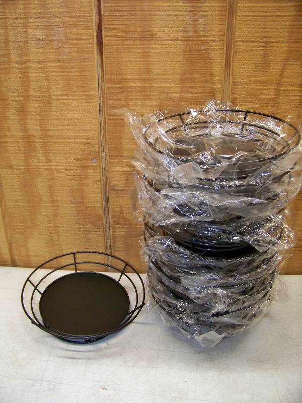 lot 924 image: 12 Raised Wire Baskets