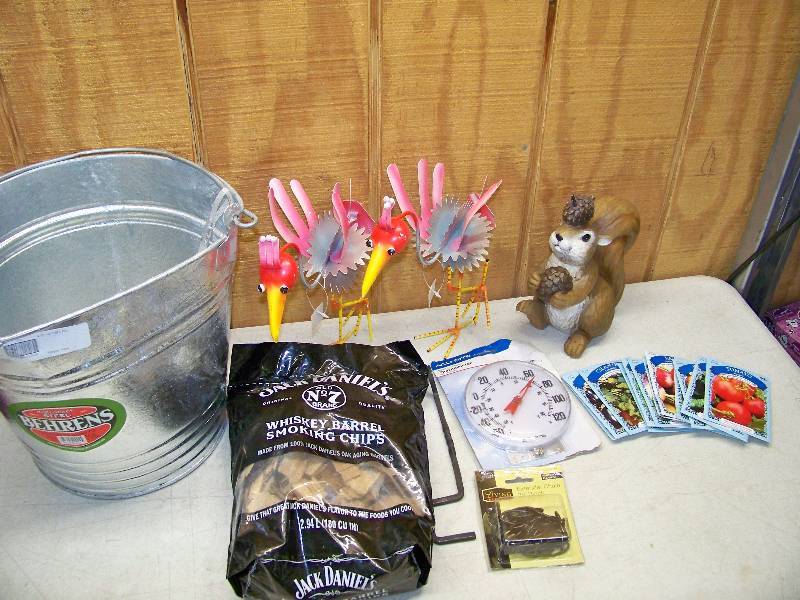 lot 925 image: Garden Items