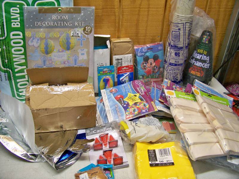 lot 942 image: Party Supplies