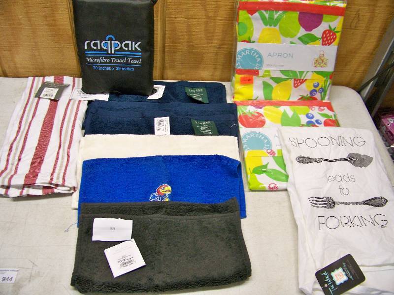 lot 944 image: Aprons, Towels and Linens