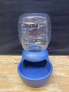 lot 33704 image: 1 Gallon Gravity Water Bowl For Pets (Blue)