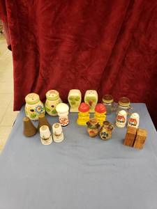lot 6017 image: lot of SP shakers