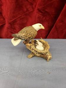 lot 6027 image: eagle wbabies figurine