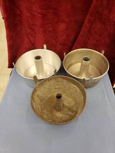 lot 6037 image: lot of vtg. bundt pans