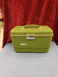 lot 6040 image: Forecast vintage green over night case