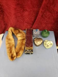 lot 6064 image: lot of dresser items