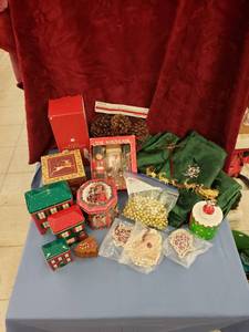 lot 6072 image: lot of Christmas items