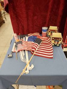 lot 6142 image: lot of Americana decor