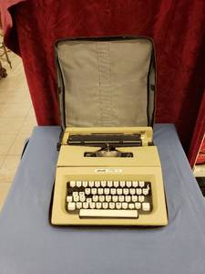lot 6157 image: Olivetti Lettera 25 typewriter wcase