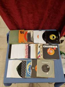 lot 6187 image: lot of 45s