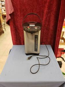 lot 6216 image: Chefman electric hot water pot