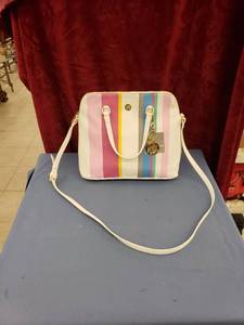 lot 6224 image: Liz Claiborne designer purse NWT