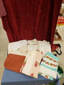 lot 6306 image: lot of vintage tablecloths