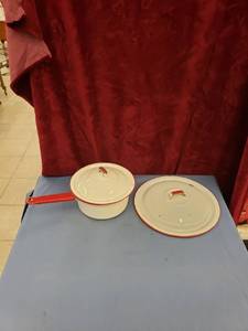lot 6324 image: redwhite enamelgraniteware pot wlid & extra lid
