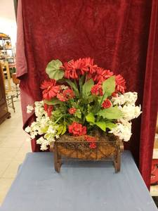 lot 6367 image: redwhite flowers in metal wall hanger