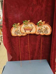 lot 6391 image: set 3 metal pumpkin stakes