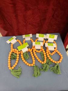 lot 6393 image: set 8 carrot beads NWT