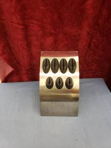 lot 6426 image: aerodynamic knife block