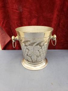 lot 6431 image: metal bucket wgrapes