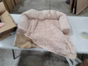 lot 3807 image: Petmaker Pet Bed
