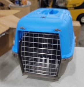 lot 3832 image: Small Pet Kennel