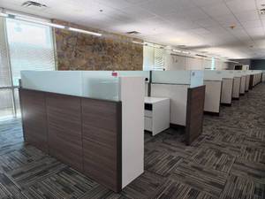 lot 40006 image: Steelcase&nbsp 10 Standard 6ft Workstations with 8ft Suite Endcap Station