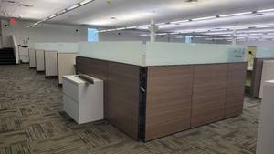 lot 40000 image: Double-Sided Steelcase 11-Unit Cubicle Workstations W a Suite