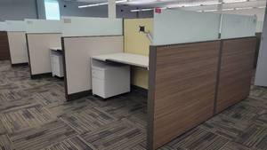 lot 40033 image: Double-Sided Steelcase 6-Unit Cubicle Workstations&nbsp
