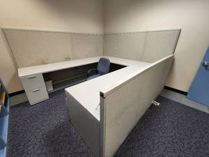 lot 49125 image: U Shape Desk Unit