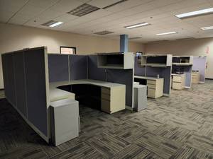 lot 49142 image: 8 Standard 6ft UShape Desk Cubicles