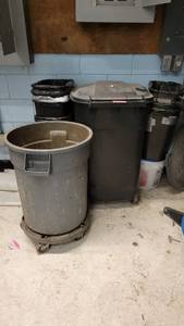 lot 40272 image: Assorted Trash Bins