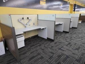 lot 49012 image: 3 Standard Workstation Units