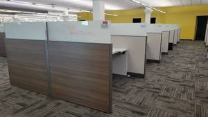 lot 22509 image: Double-Sided Steelcase 12-Unit Cubicle Workstations