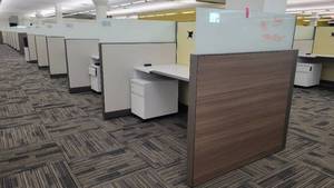 lot 22518 image: Double-Sided Steelcase 9-Unit Cubicle&nbspWorkstations