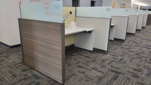 lot 22519 image: Single-Sided Steelcase 5-Unit Cubicle&nbspWorkstations
