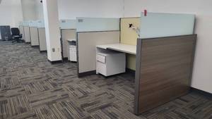 lot 22521 image: Single-Sided Steelcase 6-Unit Cubicle&nbspWorkstations