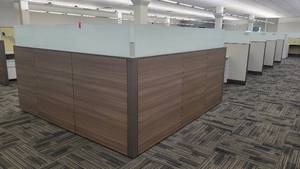 lot 22523 image: Double-Sided Steelcase 8-Unit Cubicle&nbspWorkstations W a Suite